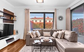 Luxury New Apartment With Private Garden Near The Beach!